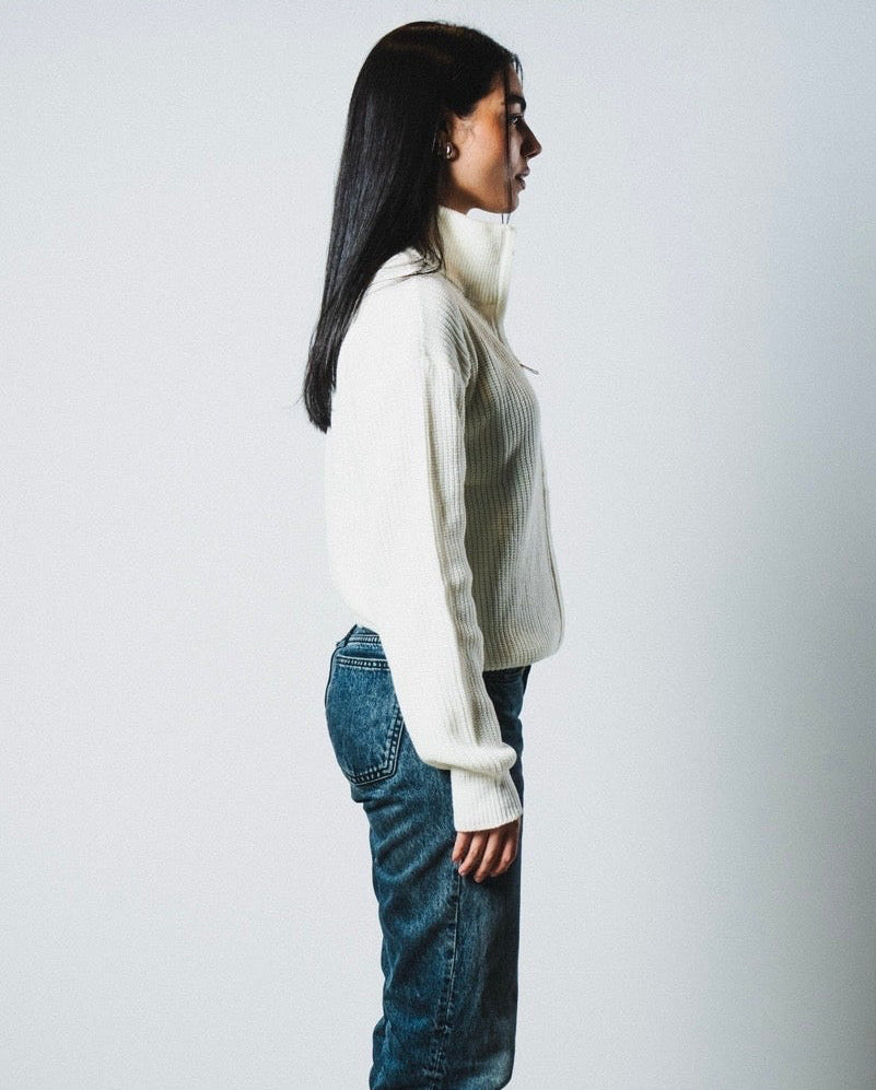 Women offwhite knitted jacket